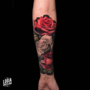 tatuaje_brazo_rosa_logiabarcelona_mario_guerrero     